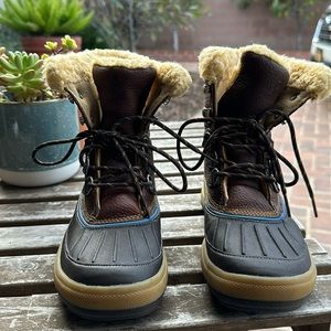 Women’s Nike snow boots.